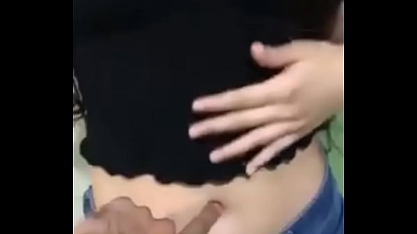 Hermosa sensación de tocar su sexy ombligo
